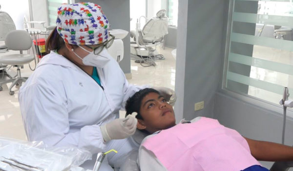 Estudiantes de Odontología UAM regalan nueva sonrisa a José