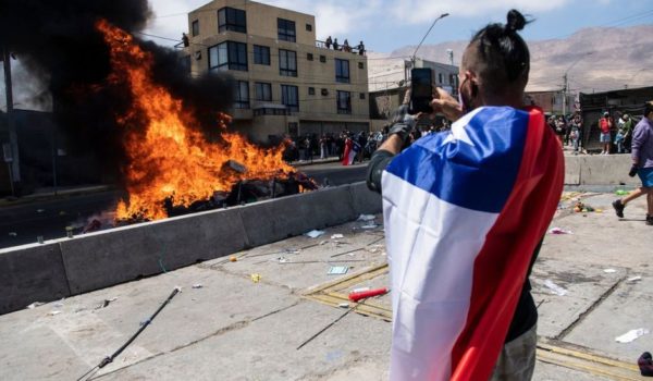 Chile: la marcha contra migrantes que terminó con la quema de pertenencias y carpas de extranjeros