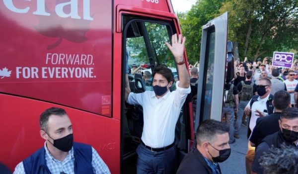 Justin Trudeau: lanzan piedras contra el primer ministro de Canadá durante un viaje de campaña
