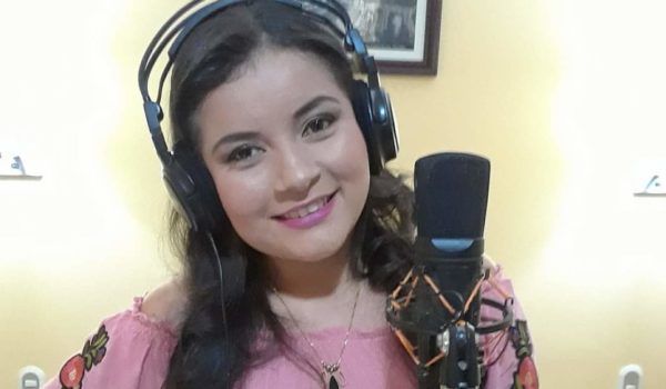 "La radio es mi fuente de alegría, felicidad y plenitud.  Me encanta hacer mi trabajo como locutora, con el cual busco animar a los oyentes, educar y entretener", confiesa Geysell Hernández Aburto. LA PRENSA/Cortesía