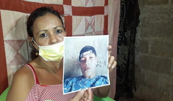Doña Neyda Amparo Rodríguez, habitante de una comunidad cercana a la ciudad de Somoto, cabecera del departamento de Madriz, sostiene la foto de su hijo Axel Fernando Rodríguez Figueroa, de 24 años, a quien reportó como desaparecido al no saber nada de él desde el 10 de agosto en que viajó a Costa Rica. LA PRENSA/William Aragón.