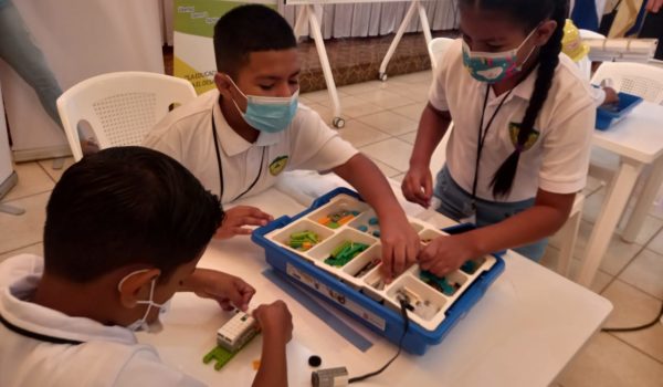 Costa Caribe Sur adopta robótica educativa como herramienta de cambio y desarrollo