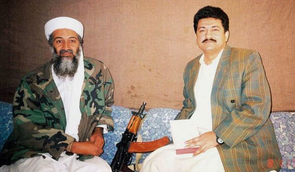 Hamid Mir en entrevista con Osama bin Laden, en Kabul en 2001. LA PRENSA/Getty Images
