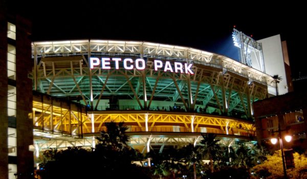 Madre e hijo mueren tras caída en el estadio de los Padres de San Diego