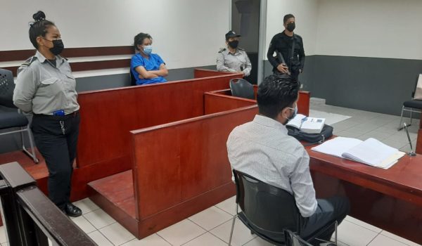 Ashlin Mayorga López acusada de asesinato agravado frustrado y robo agravado. LA PRENSA/Ernesto García