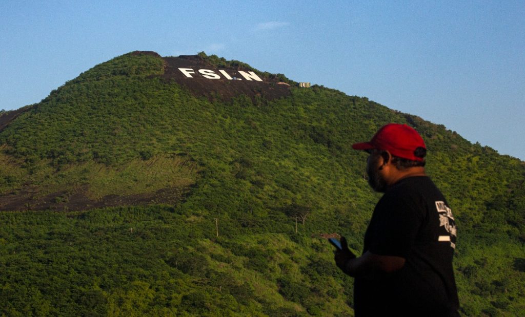 Las siglas del FSLN nuevamente colocadas en el cerro Motastepe, en Managua. LA PRENSA / AFP