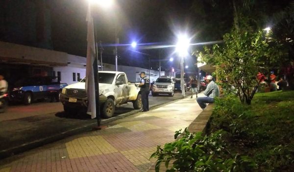 Juan Ramón Castellón de brazos cruzados observa a la Policía buscar evidencia del robo del cual fue víctima. LA PRENSA/Cortesía