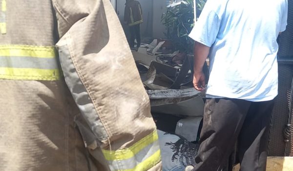 Una cas tomó fuego la mañana de este lunes en el barrio Anexo a Villa Libertad, LA PRENSA/Cortesía.