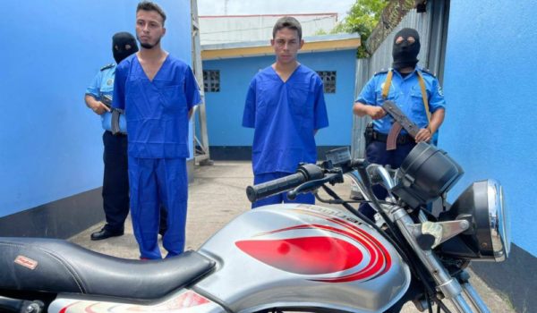 Allen Díaz Picado, ( izquierda) acusado como encubridor y Norwin Matamoros como coautor de robo agravado y homicidio, LA PRENSA/Archivo