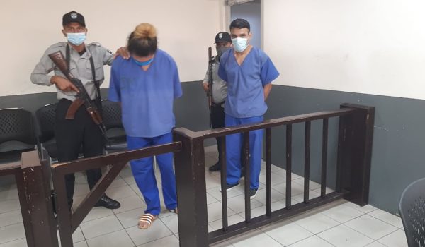 Bryan Hernández y José Mojica son señalados de ahber robado y lesionado a una dama. LA PRENSA/Ernesto García.