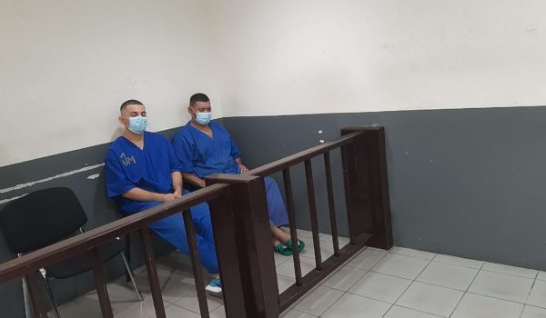 Sergio Estrada Cuarezma ( primero a la izquierda) y Denis Sánchez Castillo acusado de robo agravado. LA PRENSA/Ernesto García.