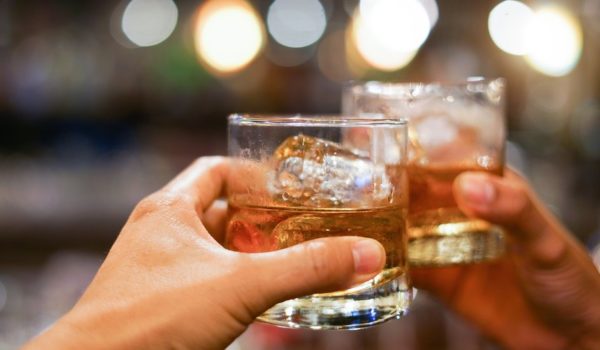 ¿Por qué beber alcohol aumenta el riesgo de cáncer?