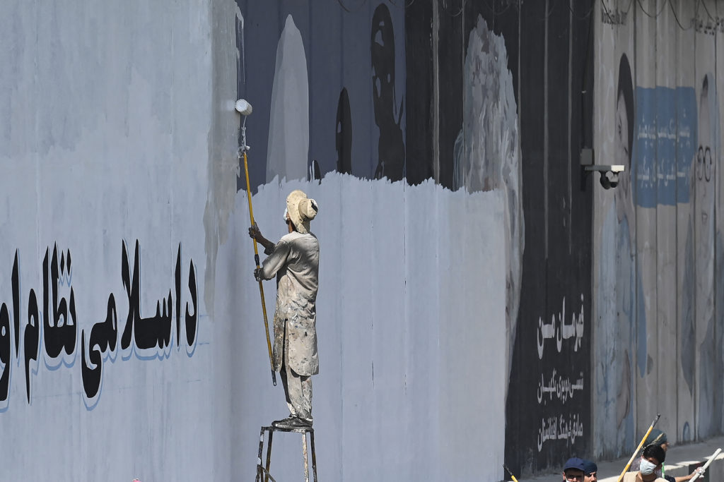  Las imágenes de trabajadores que tapan con pintura blanca las obras de arte callejero afectó a Sharifi, cuyo colectivo ArtLords ha creado más de 2.200 murales en el país desde 2014. LA PRENSA/AFP