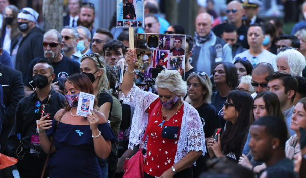 Las ceremonias en la Zona Cero se iniciaron con un minuto de silencio a las 08H46 (12h46 GMT), la hora en que el primero de los cuatro aviones secuestrados por 19 terroristas islamistas impactó el World Trade Center el 11 de septiembre de 2001. LA PRENSA/AFP