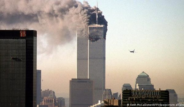 Un avión comercial secuestrado se acerca al World Trade Center poco antes de estrellarse contra el emblemático rascacielos el 11 de septiembre de 2001 en Nueva York. LA PRENSA/DW