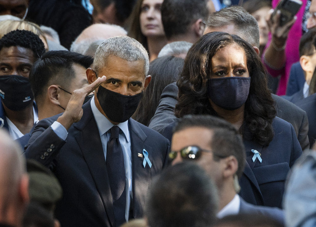 Barack Obama (izq.) Y la primera dama Michelle Obama asisten a la ceremonia en el Monumento Nacional del 11 de septiembre que marca el 20 aniversario de los ataques del 11 de septiembre en el World Trade Center, en Nueva York, el 11 de septiembre de 2021. LA PRENSA/AFP
