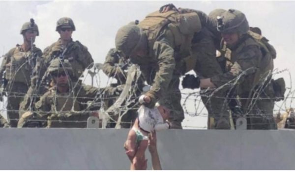 «Conseguimos calmarla»: el soldado que ayudó a cuidar a la bebé que pasaron por encima de cables de púas en Afganistán