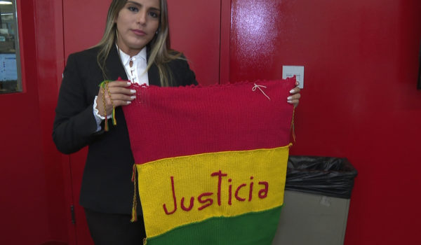 Grabación de video de la hija de la ex presidenta interina de Bolivia, Jeanine Anez, Carolina Ribera, sosteniendo una bandera boliviana que dice "Justicia" durante una entrevista con AFP en Washington el 9 de septiembre de 2021. Anez convocó al secretario general de la OEA, Luis Almagro, a "venir a Bolivia" en una carta. lanzado el viernes. LA PRENSA/AFP