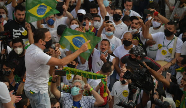Cientos de brasileños participaron este domingo en manifestaciones contra el presidente Jair Bolsonaro. LA PRENSA/AFP