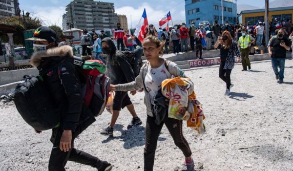 «Nos sentimos humillados, tratados como animales»: venezolanos afectados por la protesta que terminó con la quema de pertenencias de migrantes en Chile