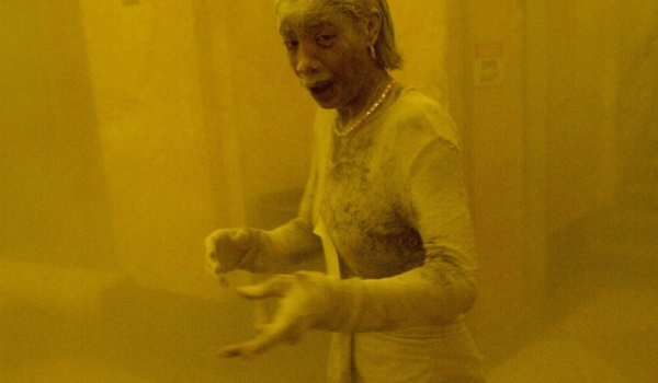 Atentados del 11 de septiembre: la icónica foto de Marcy Borders, la «dust lady» cubierta de polvo tras los ataques a las Torres Gemelas
