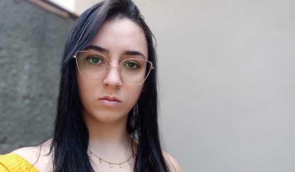La joven brasileña que abandonó los estudios y cayó en depresión después de convertirse en un meme viral