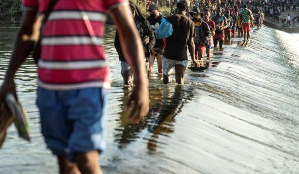 El puente entre México y Estados Unidos bajo el que duermen más de 10,000 migrantes