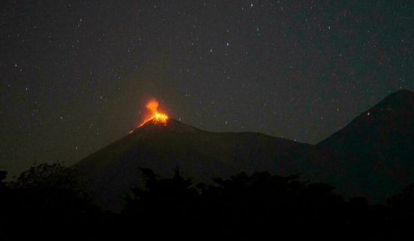 El volcán de Fuego, visto desde Alotenango, municipio del departamento de Sacatepéquez a 65 km al suroeste de la ciudad de Guatemala, entra en erupción el 14 de febrero de 2021. LA PRENSA/ https://france24.com