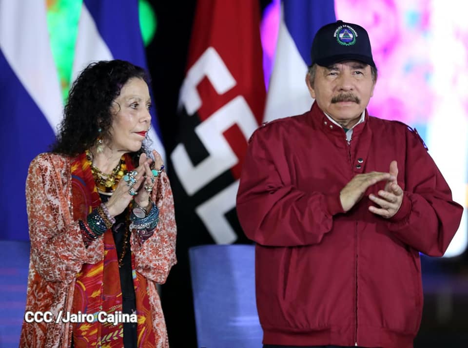 Rosario Murillo Zambrana y Daniel Ortega Saavedra, vicepresidenta y presidente de Nicaragua, durante la entrega de 250 buses la noche del 25 de octubre. FOTO: Tomada del 19 Digital