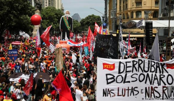 Miles de brasileños exigen la destitución de Jair Bolsonaro