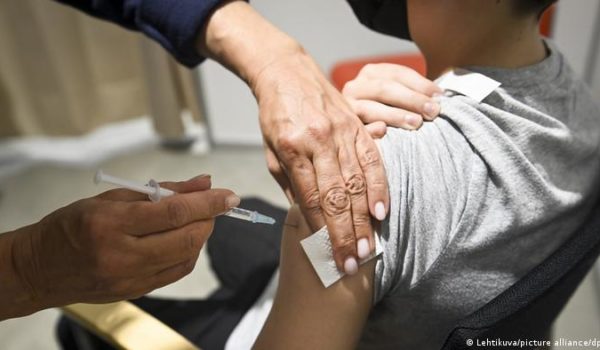 BioNTech/Pfizer entregan datos para aprobación europea de vacuna en niños