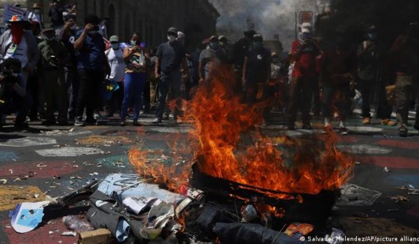 Congreso de El Salvador prohíbe concentraciones