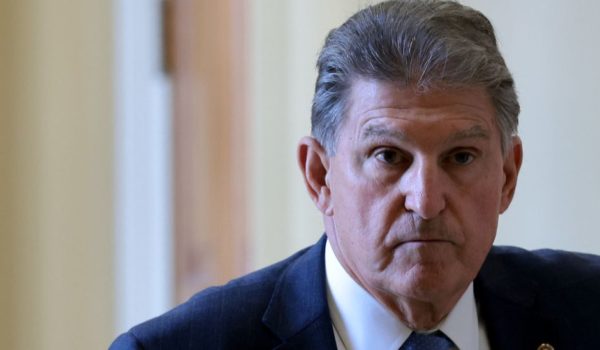 Quién es Joe Manchin, el senador demócrata convertido en un «poder en la sombra» de cuyo apoyo depende la agenda del gobierno de Biden