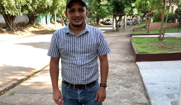 La historia del niño campesino que llegó a doctor en Ingeniería Ambiental y el régimen lo despidió por protestar con una bandera azul y blanco