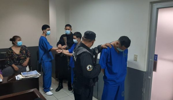 Tres miembros de la pandilla Los Galanes son acusados de asesinato frustrado en el Juzgado Décimo Distrito Penal de Juicio de Managua, LA PRENSA/Ernesto García