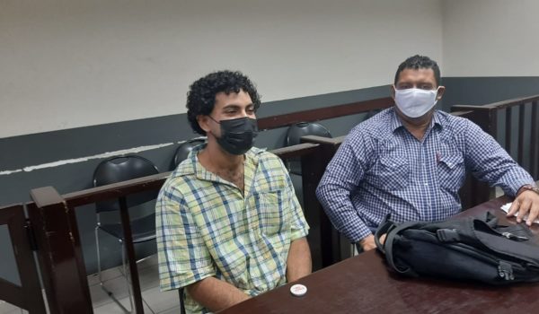 Yader Blandón Morales ( camisa a cuadros) acusado de lesiones imprudente y omisión de prestar auxilio, LA PRENSA/ Ernesto García