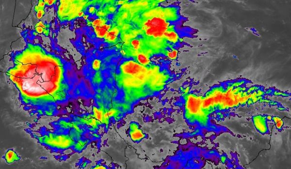 La onda tropical número 35 comenzó a salir anoche del territorio nacional por la parte noroccidental.LAPRENSA/ CORTESÍA DE OFENA por la parte noroccidental