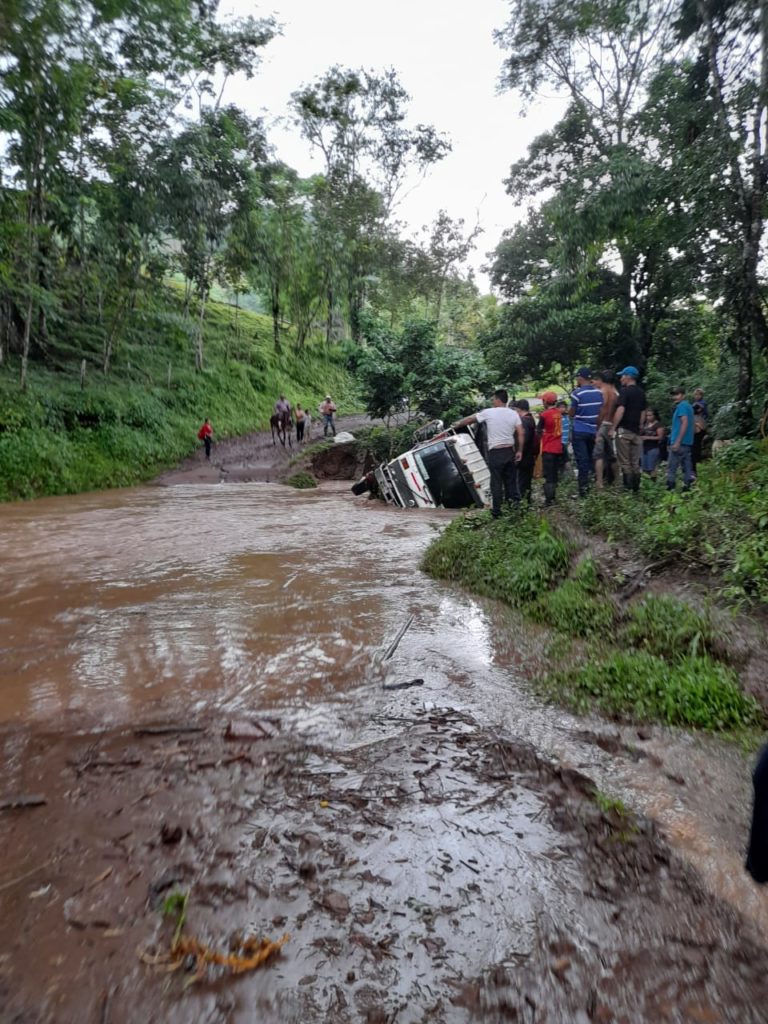 A la orilla del río El Zorro quedó volcado el camión donde viajaban una mujer y su hijo que se encuentran desaparecidos. LAPRENSA/TOMADO DE LAS REDES SOCIALES