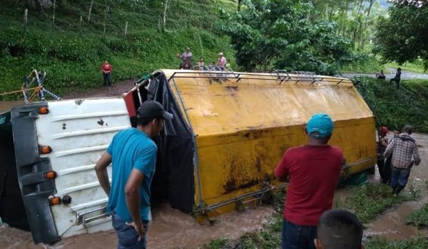 Una mujer y su hijo permanecen desaparecidos por la volcadura de este camión en el río El Zorro, en la comunidad San Antonio de Yaro jurisdicción de Waslala.LAPRENSA/TOMADA DE REDES SOCIALES