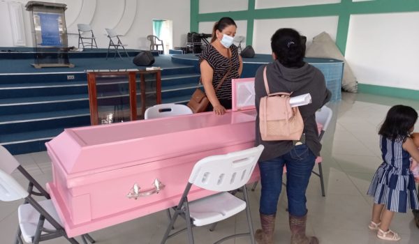 Rescatan cuerpos de mujer y niño ahogados tras volcarse camión en un río de Waslala