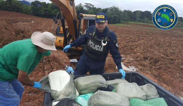Agentes de Seguridad Pública de Costa Rica inspecciona el queso decomisado. LA PRENSA / Ministerio de Seguridad Pública de Costa Rica.