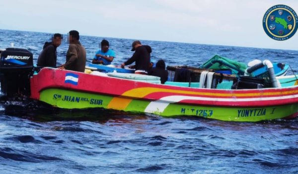 Este es una de las embarcaciones en la que pescaban catorce pescadores nicaragüenses en territorio tico. LAPRENSA/ CORTESIA MINISTERIO DE SEGURIDAD PÚBLICA DE COSTA RICA