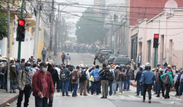 Exmilitares armados se toman a la fuerza el Congreso de Guatemala