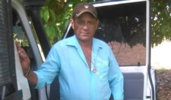 Mueren tres personas al caer camioneta desde puente