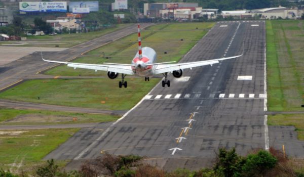 Qué aeropuertos están entre los más peligrosos del mundo (y cómo el de Honduras está a punto de salir de la lista)
