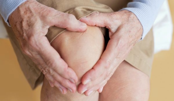 ¿Tienen razón los abuelos cuando dicen que el dolor de articulaciones lo causa la humedad?