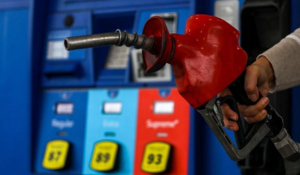 Por qué se ha disparado el precio del petróleo en el mundo (y qué tiene que ver la inusual estrategia de algunos productores)