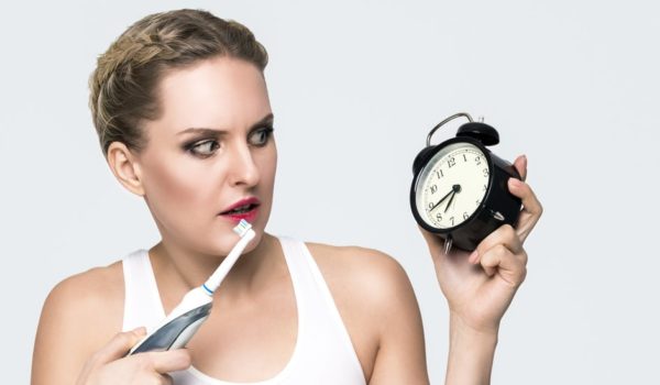 ¿Son dos minutos suficientes para lavarnos los dientes? Analizamos la evidencia científica