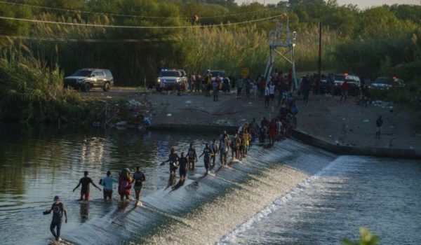 Para poder cruzar la frontera entre México y Estados Unidos, los migrantes deben cruzar el río Bravo. LA PRENSA/ AFP
