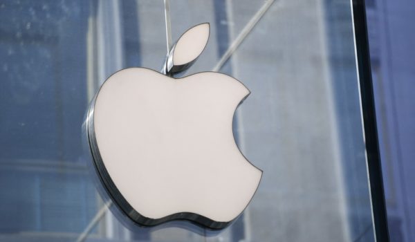 Apple alerta a periodistas, políticos y activistas salvadoreños sobre posible espionaje estatal